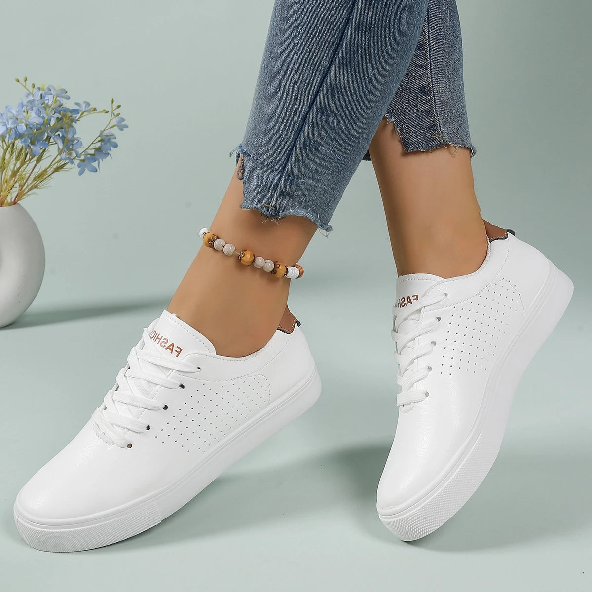 Chaussures de sport blanches coupe basse pour femmes, chaussures de sport légères, confortables et respirantes pour toutes les saisons, chaussures décontractées