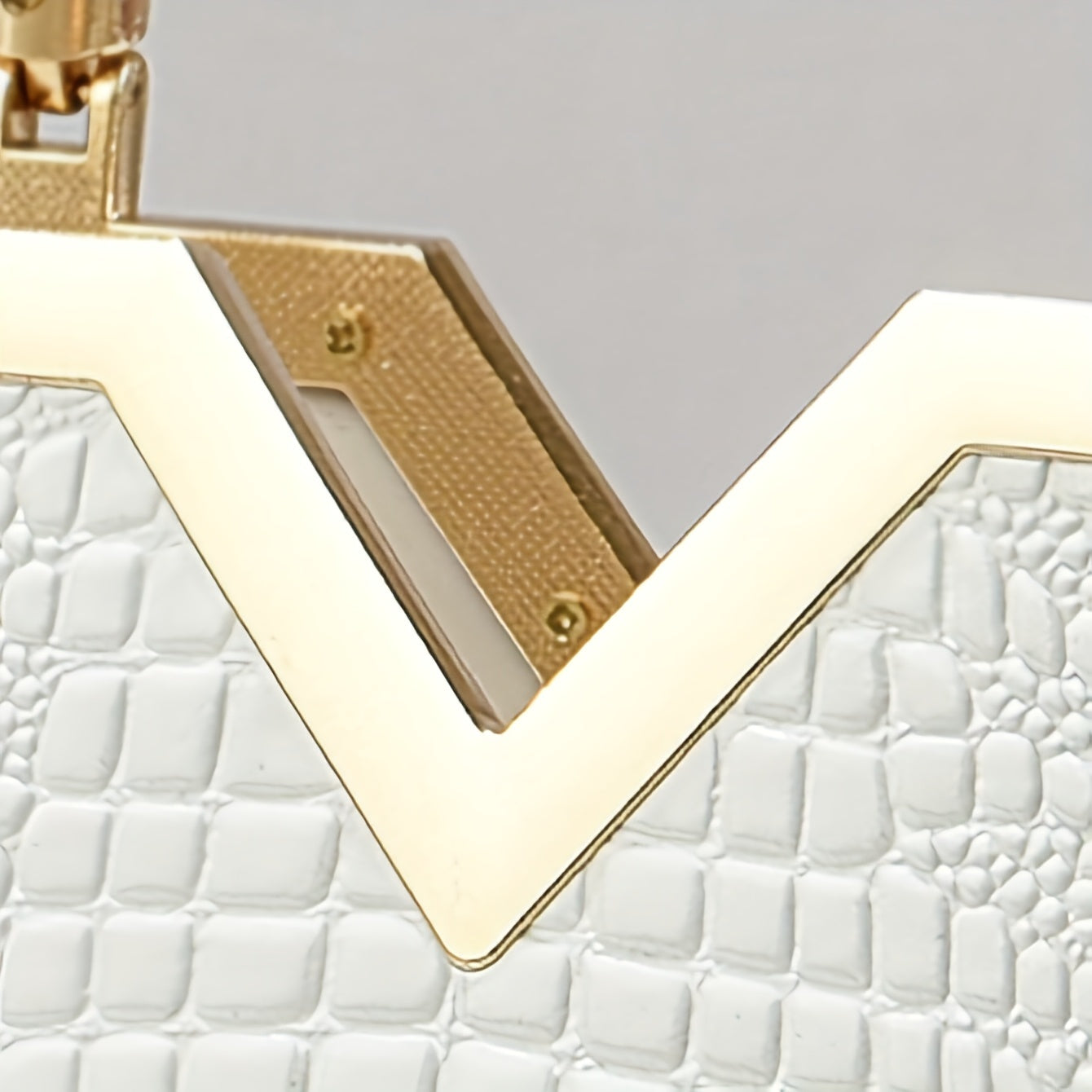 Elegant Crocodile Pattern Handbag for Women - Versatile Large Capacity Shoulder & Handbag, Glossy White Finish with Golden Accents, Perfect for Work, Date Night, Or Casual Outings, Commuter Handbag | Vneck Tote | Zipper Closu