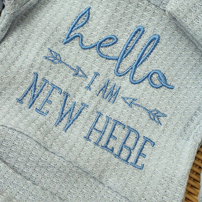Ylsteed "bonjour" broderie nouveau-né photographie accessoires infantile barboteuse combinaison avec chapeau à nœud bébé à la maison tenue bébé Photo cadeau