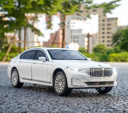 Modèle de voiture jouet Miniature M4 760Li 1:24, en alliage moulé sous pression, son et lumière, portes ouvertes, traction arrière, Absorption des chocs, véhicules jouets, cadeaux pour enfants